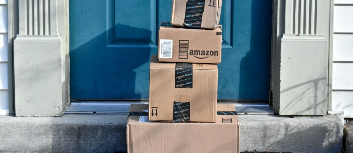 Amazon Pakete Lieferung Shutterstock