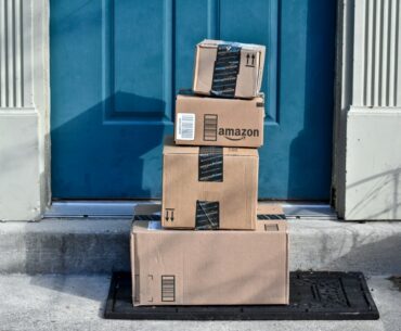 Amazon Pakete Lieferung Shutterstock