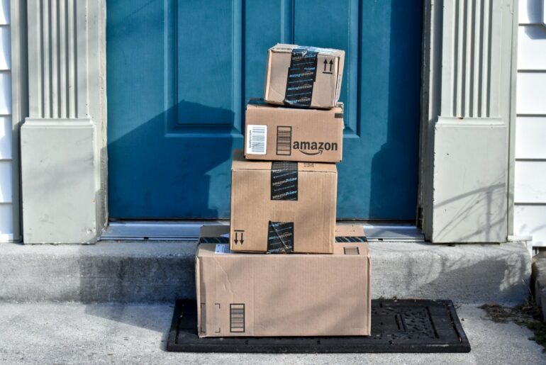 Amazon Pakete Lieferung Shutterstock