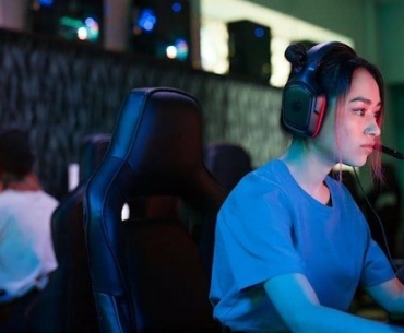 lady playing games