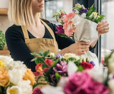 girl packing flower bouquet